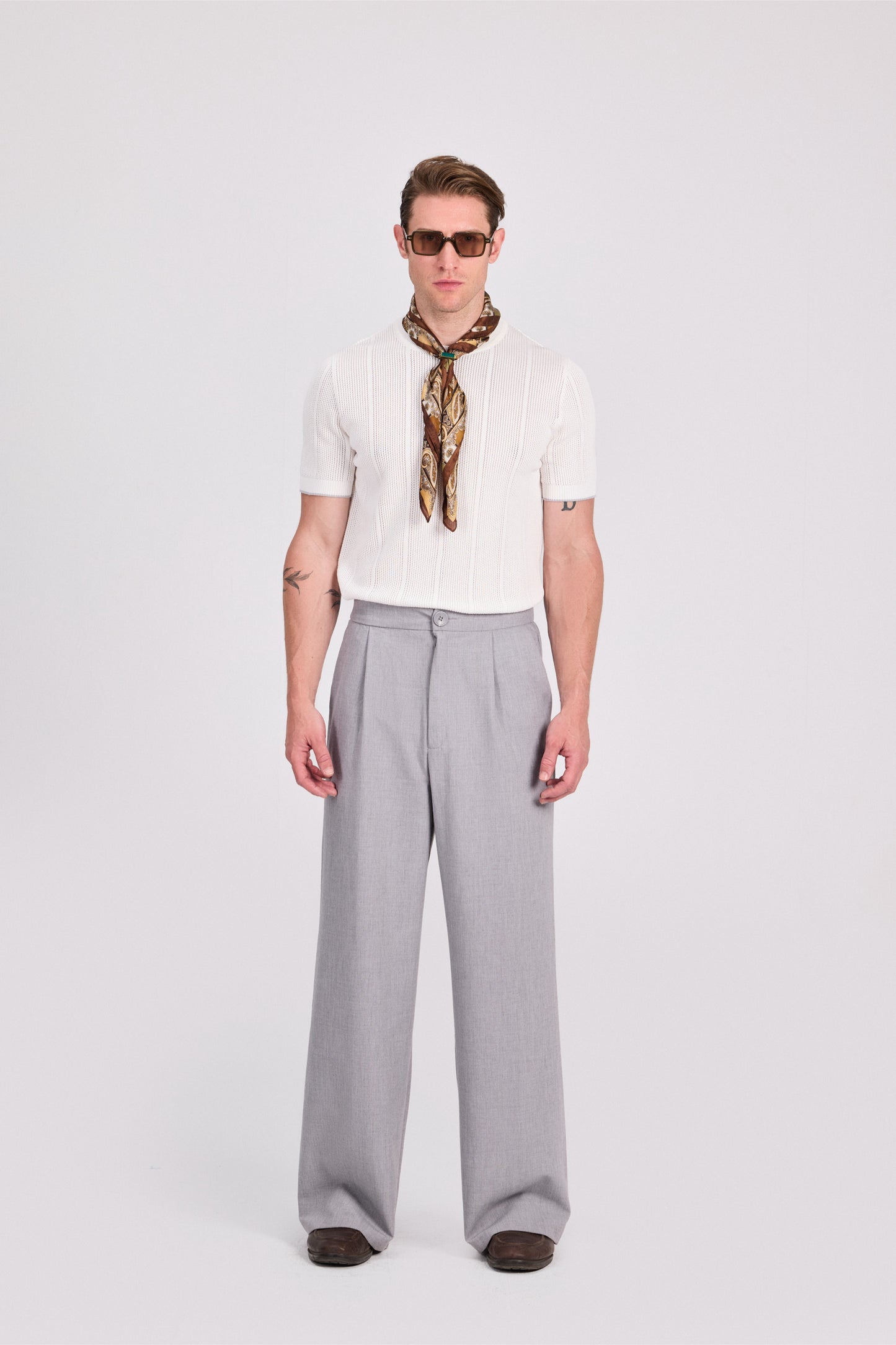 بلوزة محبوكة باللون الأزرق البحري برقبة دائرية