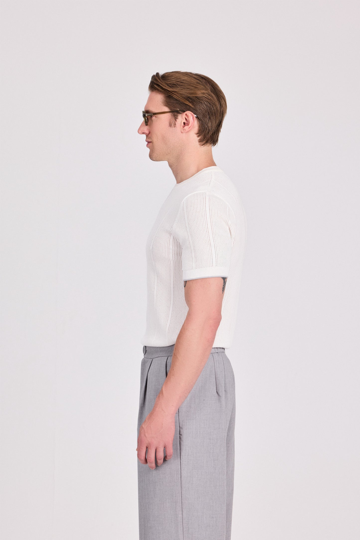 بلوزة محبوكة باللون الأزرق البحري برقبة دائرية