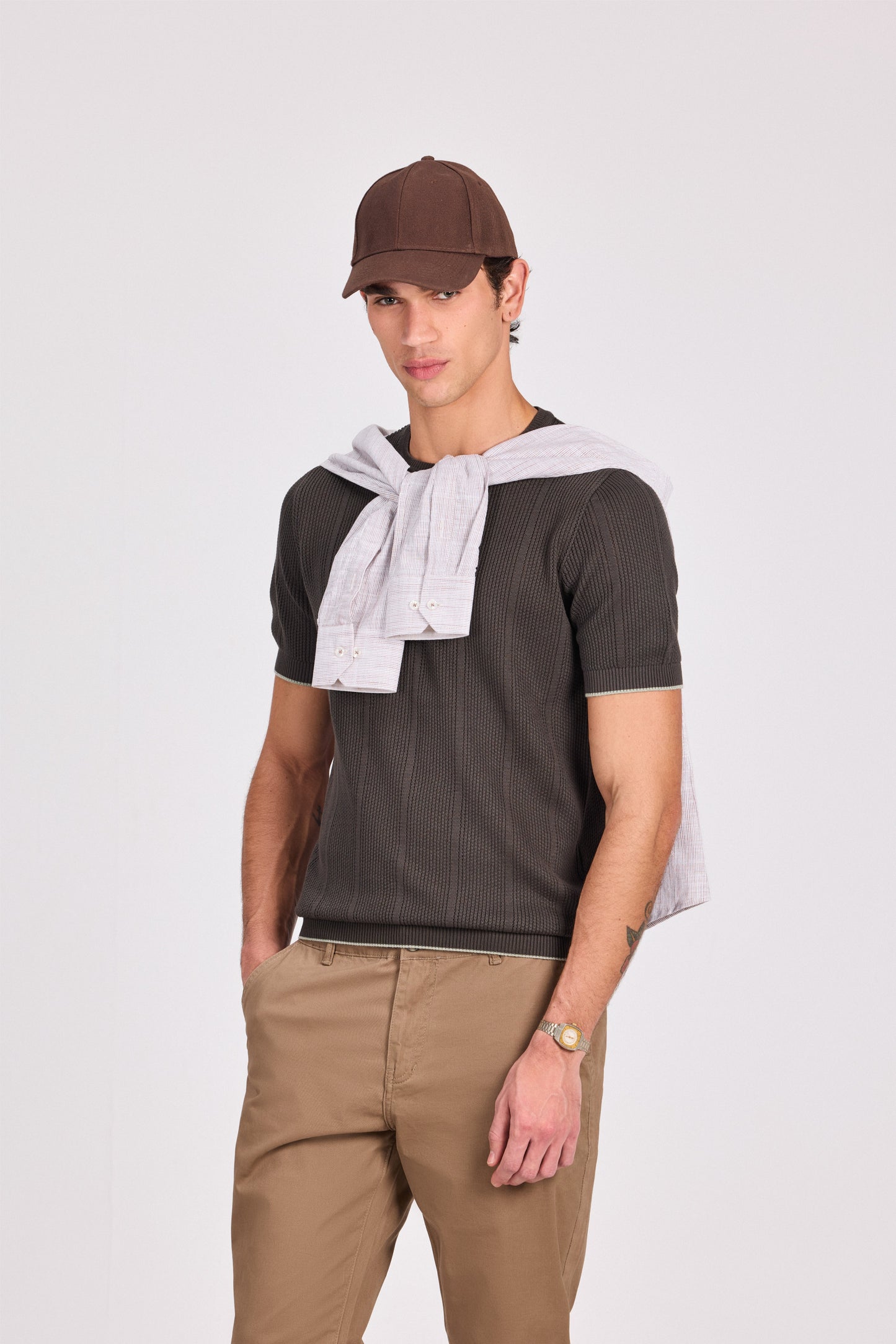 بلوزة محبوكة باللون الأزرق البحري برقبة دائرية