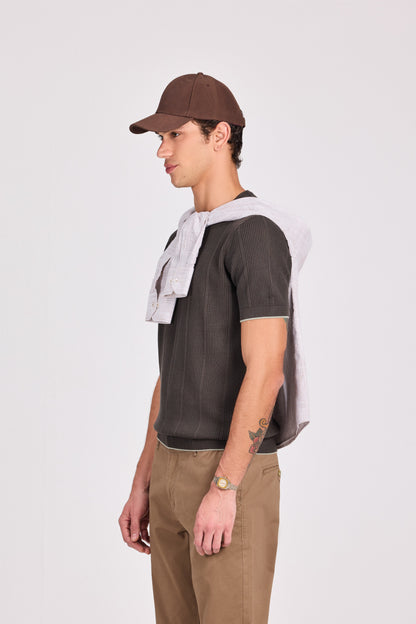 بلوزة محبوكة باللون الأزرق البحري برقبة دائرية