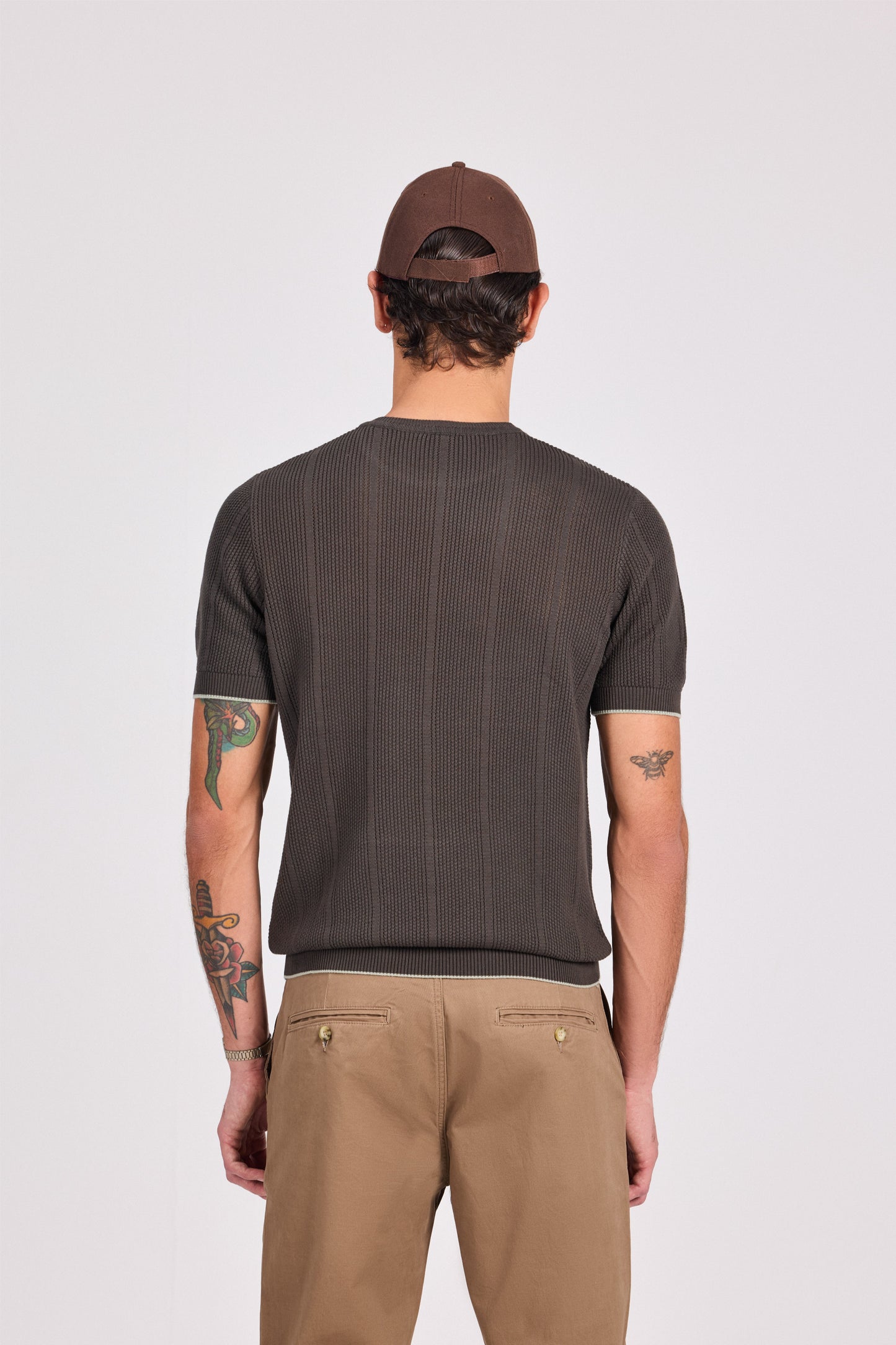 بلوزة محبوكة باللون الأزرق البحري برقبة دائرية