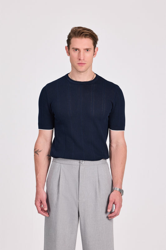 بلوزة محبوكة باللون الأزرق البحري برقبة دائرية