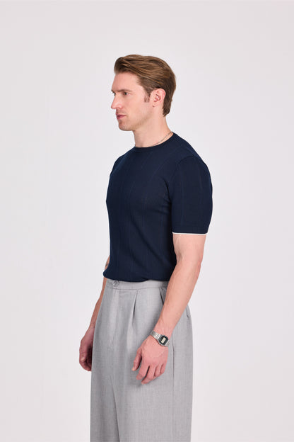 بلوزة محبوكة باللون الأزرق البحري برقبة دائرية