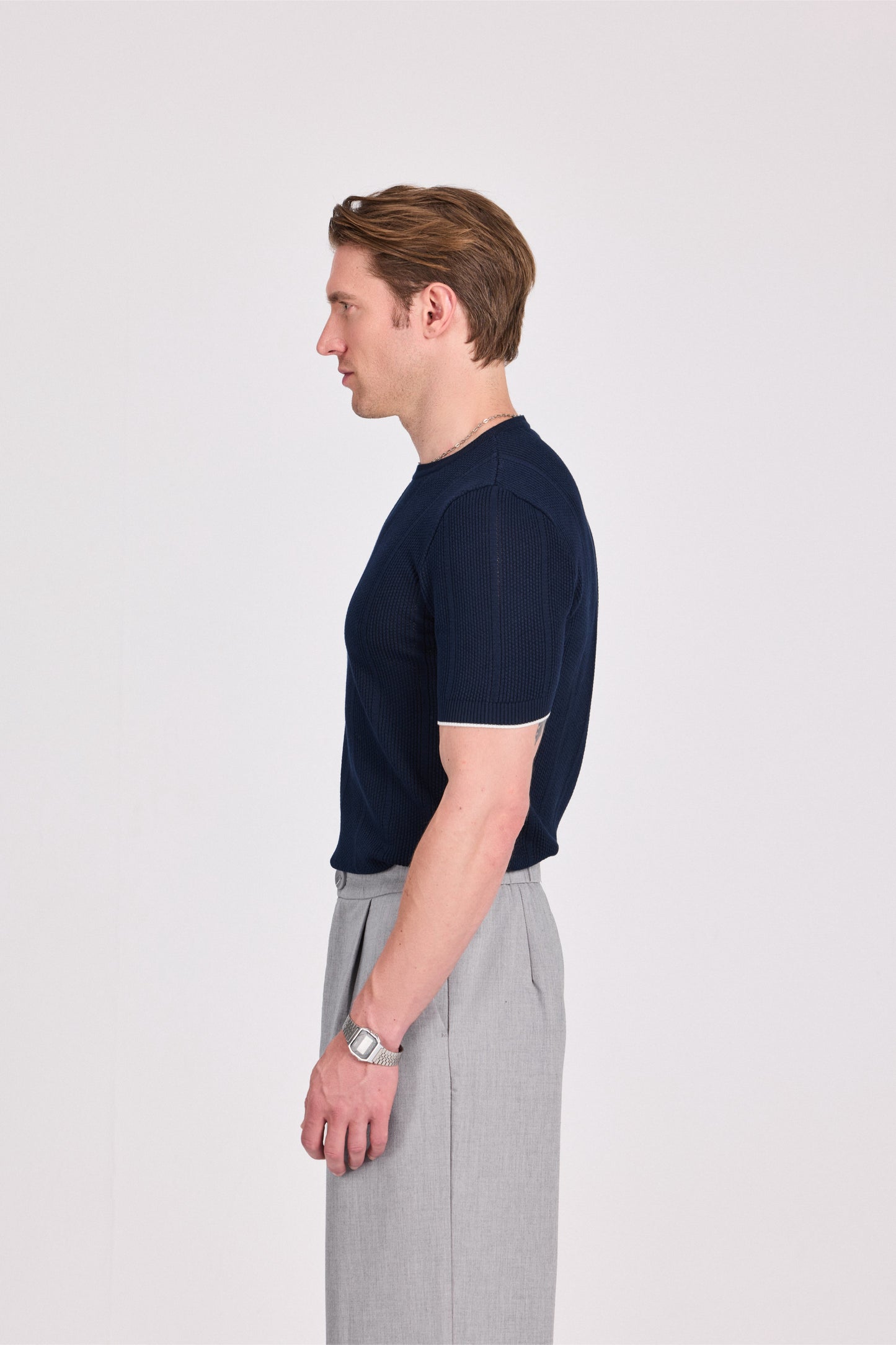 بلوزة محبوكة باللون الأزرق البحري برقبة دائرية