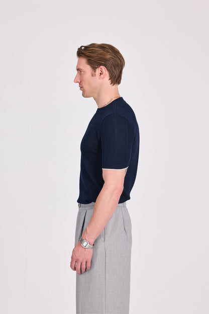 بلوزة محبوكة باللون الأزرق البحري برقبة دائرية