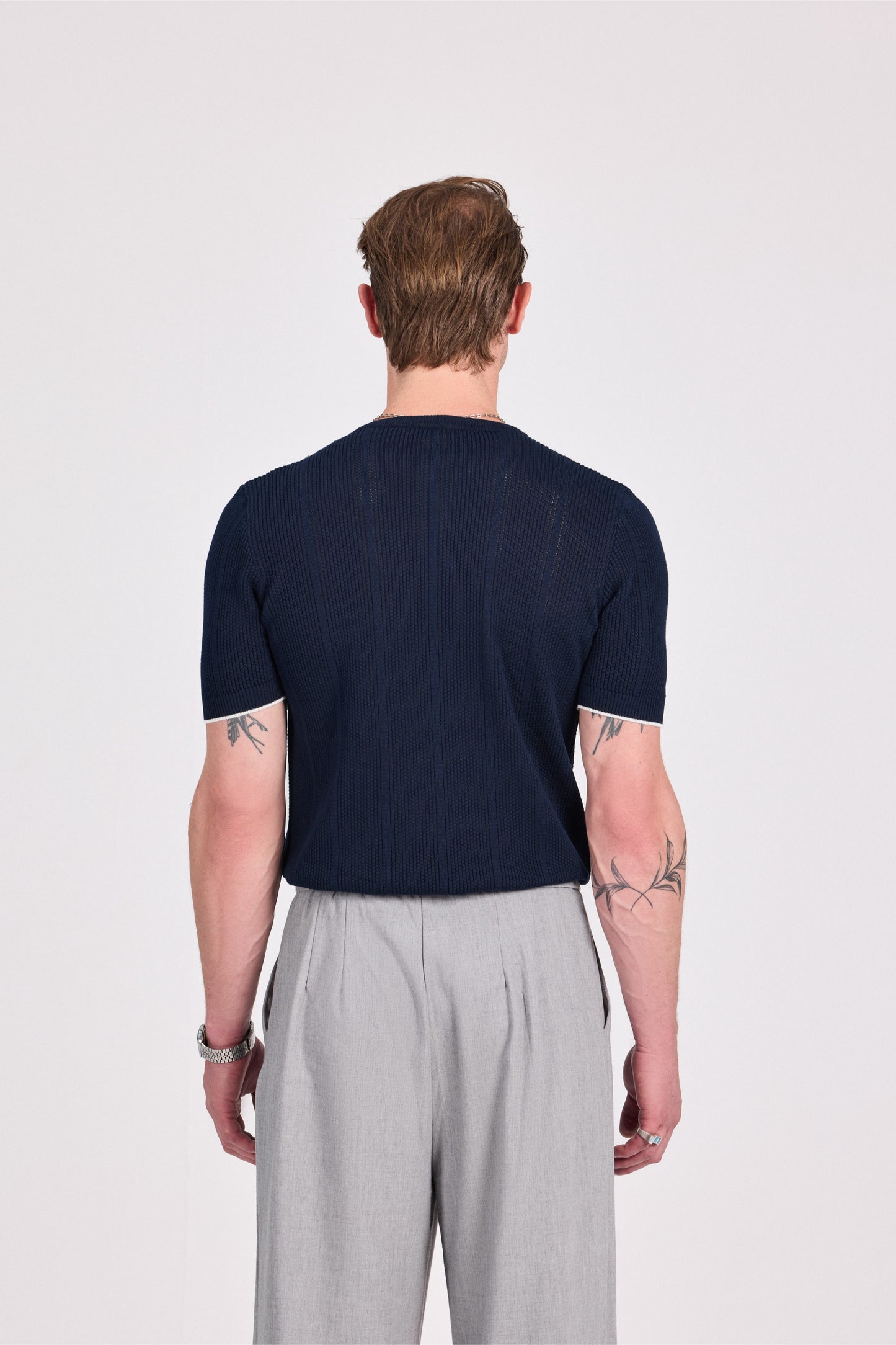 بلوزة محبوكة باللون الأزرق البحري برقبة دائرية