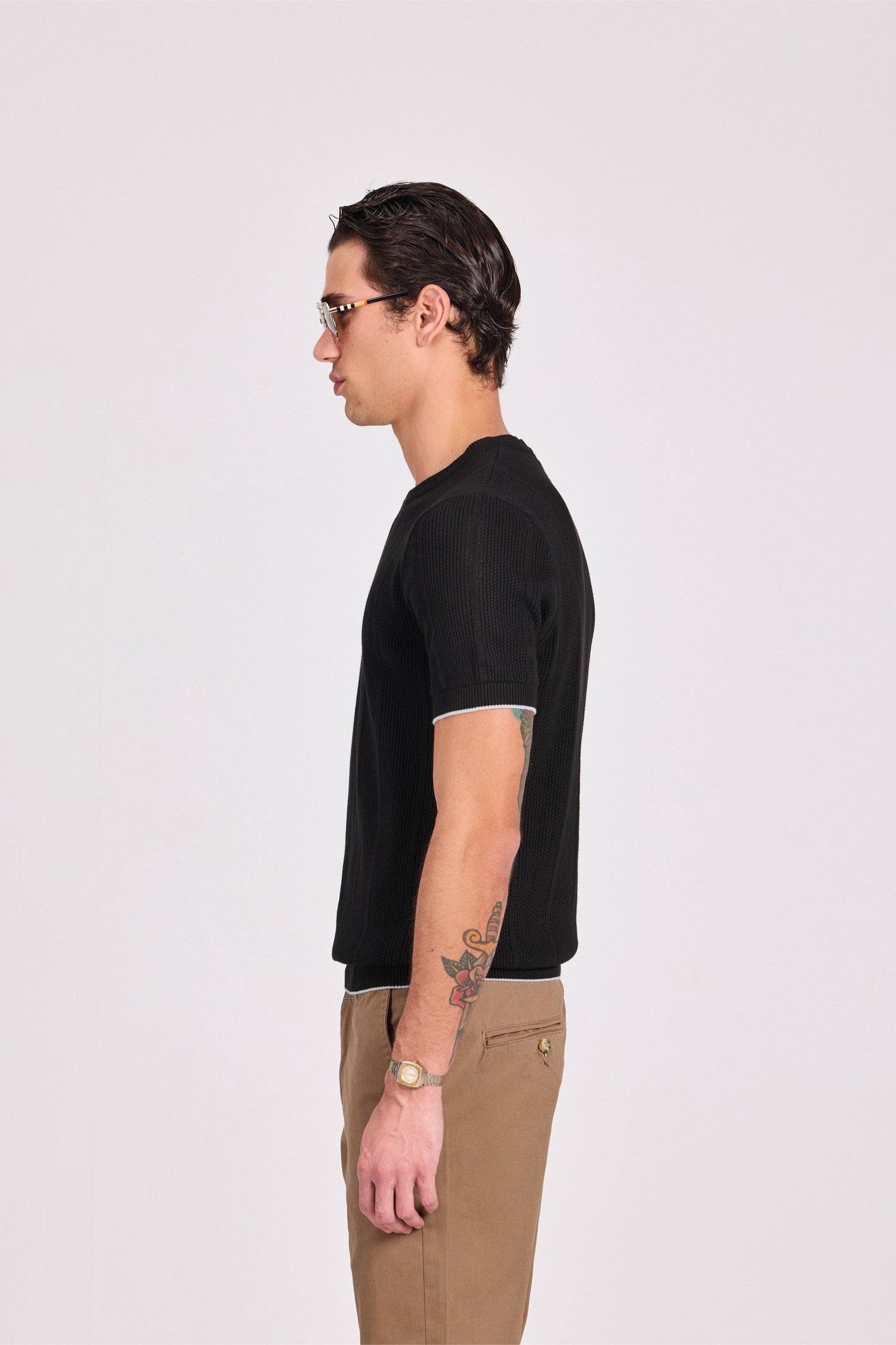 بلوزة محبوكة باللون الأزرق البحري برقبة دائرية