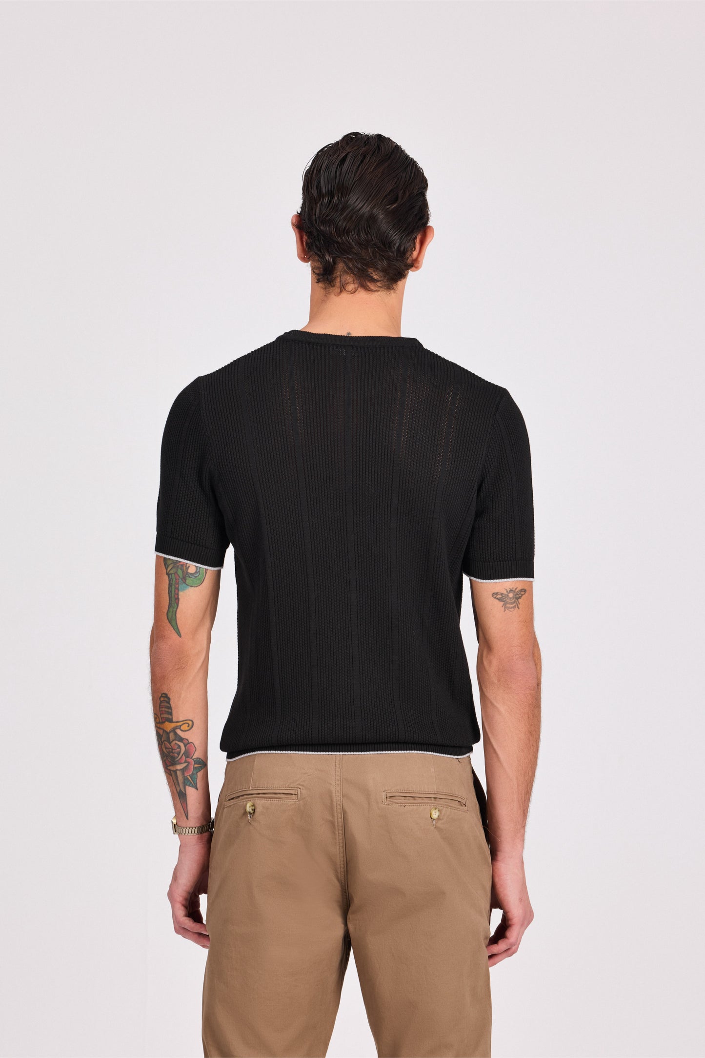 بلوزة محبوكة باللون الأزرق البحري برقبة دائرية