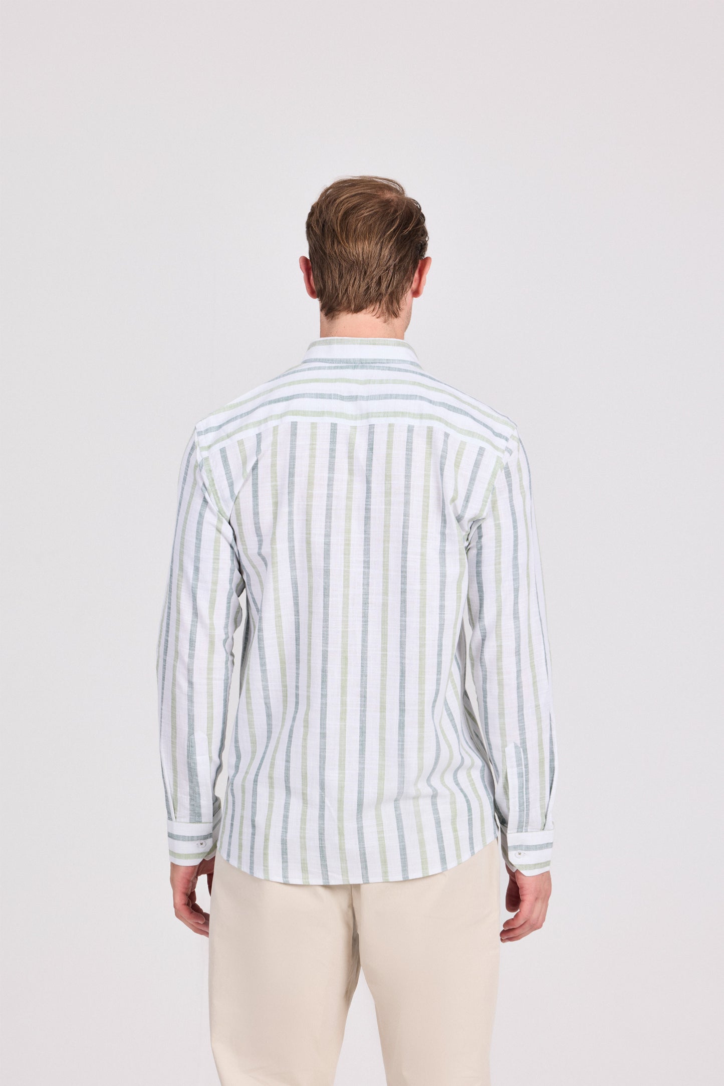 قميص قطني بني مخطط عريض بأكمام طويلة