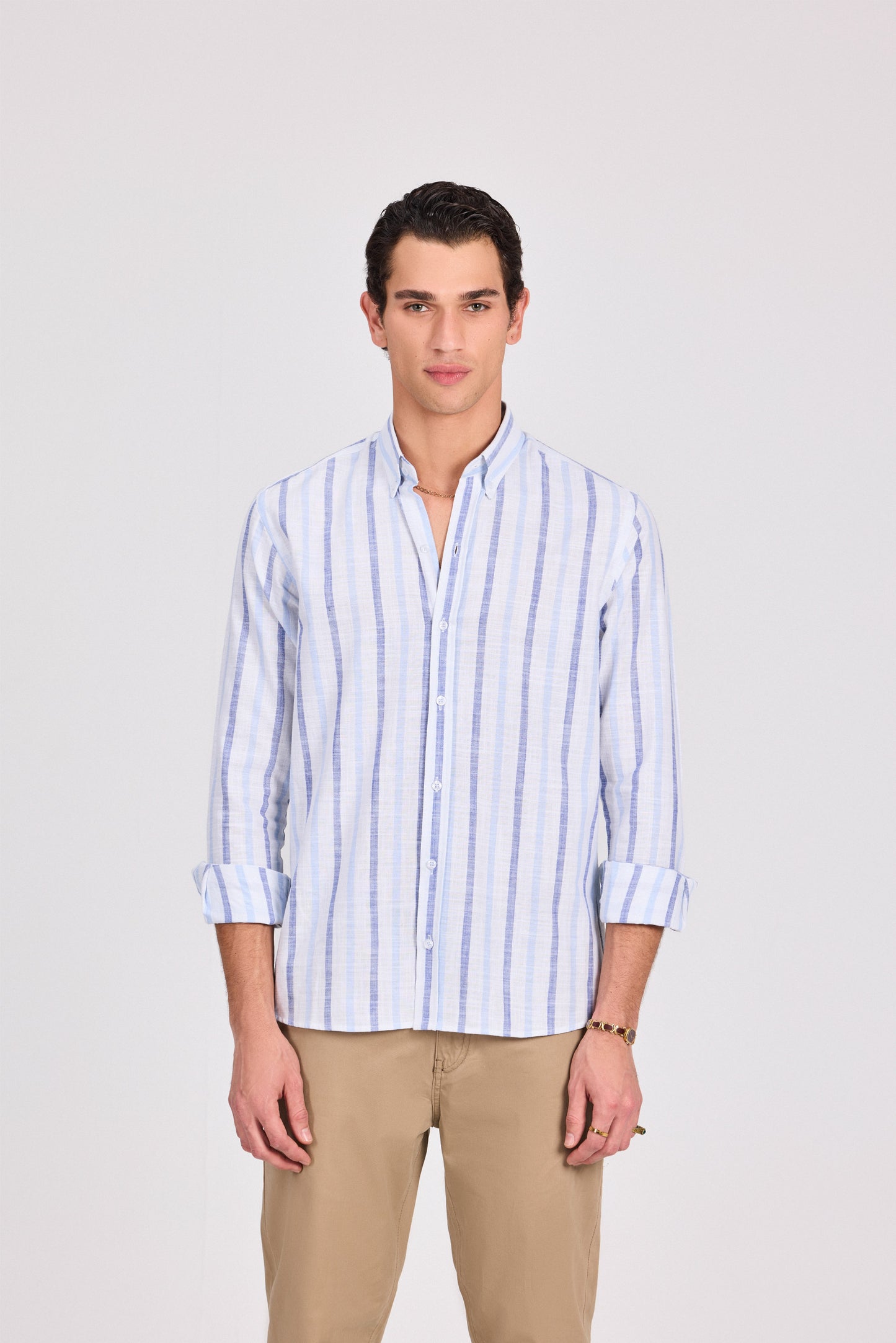 قميص قطني بني مخطط عريض بأكمام طويلة