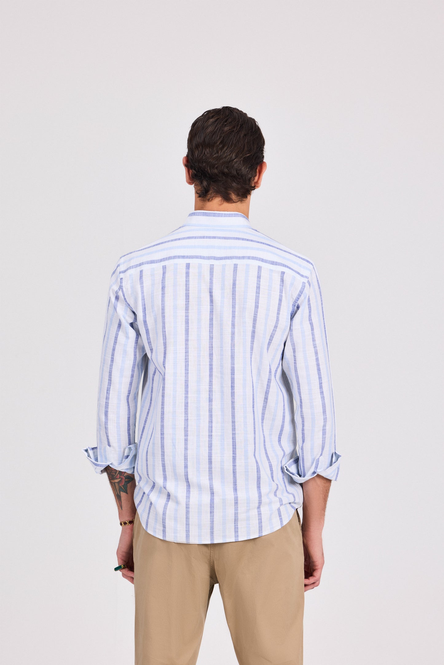 قميص قطني بني مخطط عريض بأكمام طويلة