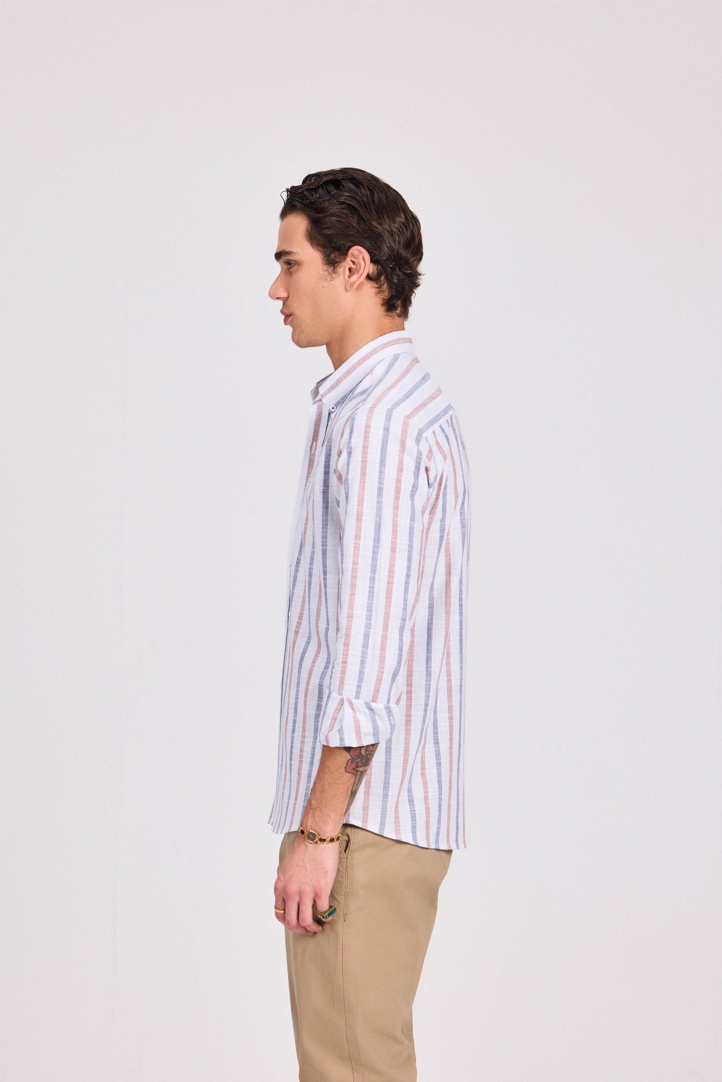 قميص قطني بني مخطط عريض بأكمام طويلة